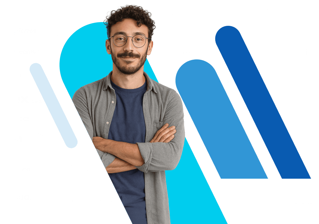 Uomo sorridente con braccia incrociate davanti a loghi di aziende partner come Bechtle, BVB, AVM, Caritas, Acronis, G DATA, Intersport e altri, con elementi grafici blu in stile IONOS.